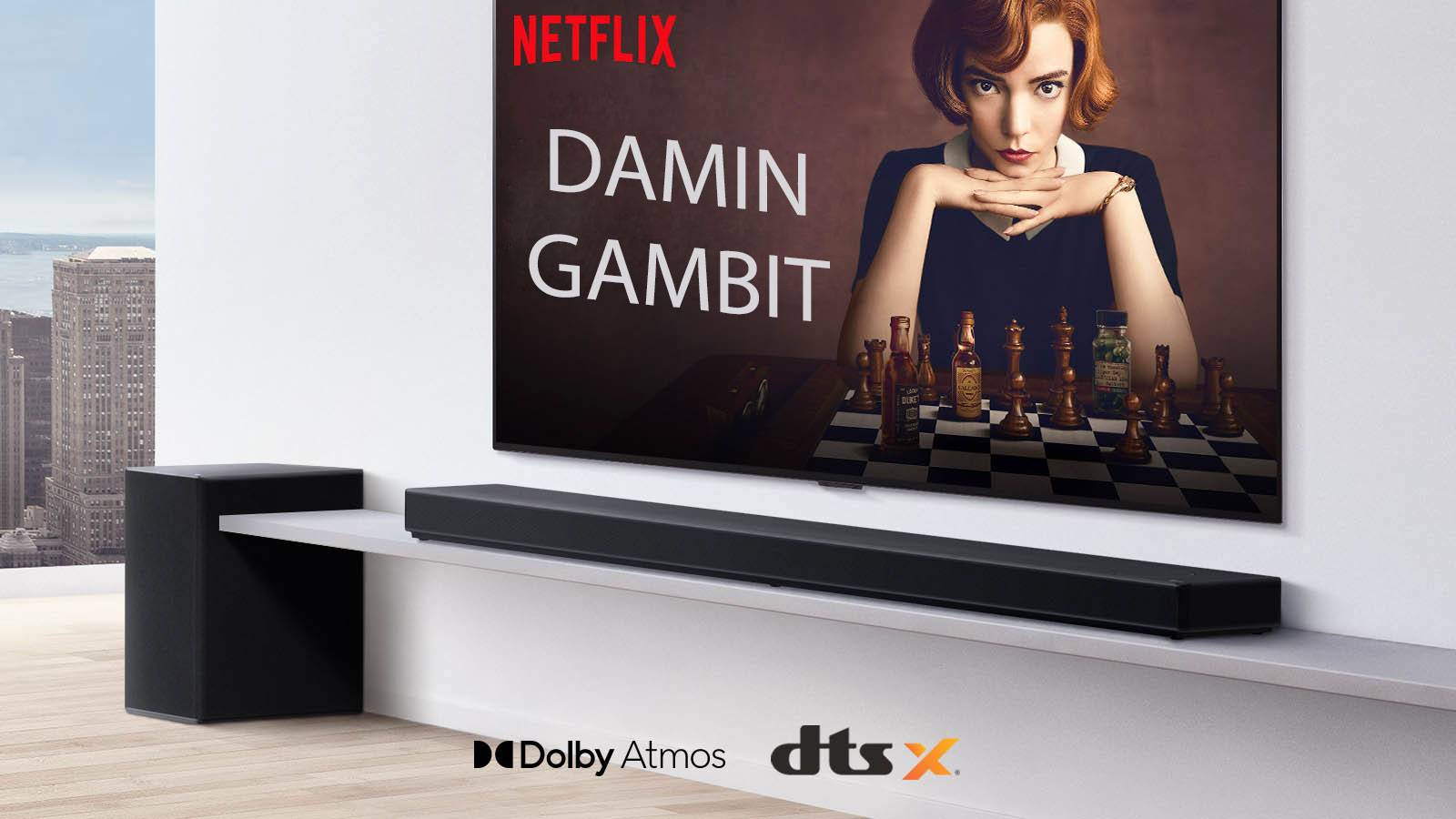 Televizor se nalazi na zidu. Plakat televizijske emisije je na zaslonu televizora. Zvučnik LG Soundbar nalazi se neposredno ispod televizora na bijeloj polici, a neposredno pored njega vidi se niskofrekvencijski zvučnik. Logotipi Dolby Atmos i DTS:X prikazani pri dnu slike u sredini.