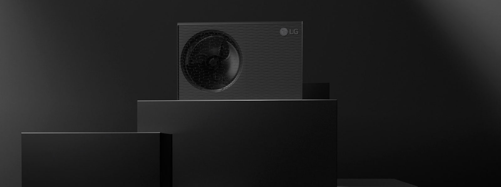 Krupni plan i prikaz izbliza R290 Monobloc s ventilatorom koji radi montiranim na lijevoj strani. Njegova profinjena siva boja besprijekorno se uklapa u vanjski izgled zgrade.