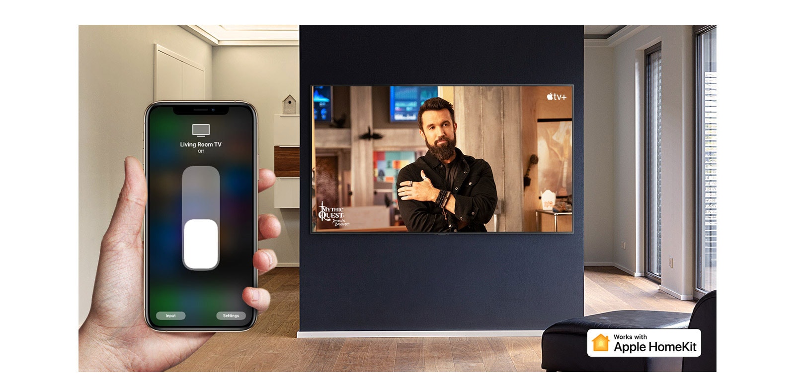 Prikaz izbliza ruke koja upravlja televizorom putem pametnog telefona iPhone i televizor koji prikazuje sadržaj Apple TV+