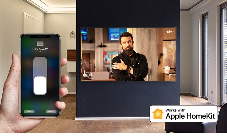 Prikaz izbliza ruke koja upravlja televizorom putem pametnog telefona iPhone i televizor koji prikazuje sadržaj Apple TV+