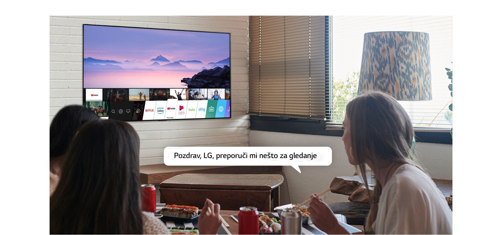 Tri žene koje jedu sushi dok jedna od njih pita televizor LG za preporuke sadržaja za gledanje