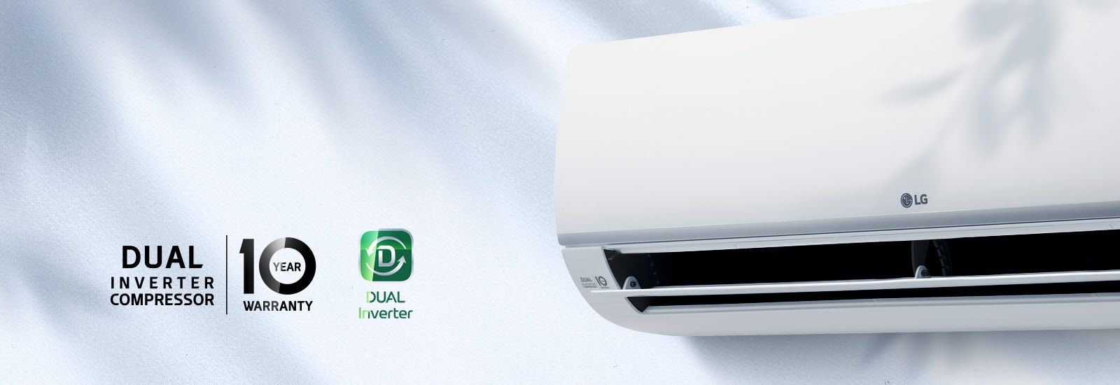 Pogled izbliza prednje strane klima-uređaja s logotipom LG na sredini i logotipom za desetogodišnje jamstvo s lijeve strane. Veći logotip DUAL Inverter Compressor | desetogodišnje jamstvo i logotip Dual Converter nalazi se s lijeve strane slike kako svjetlo svijetli preko njih.