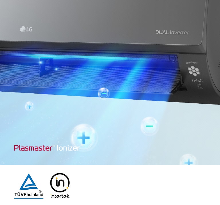 Prikazuje se vanjska desna strana pročišćivača zraka. Logotip LG nalazi se u prednjem središtu, a logotip DUAL Inverter prikazuje se u desnom kutu. Plavi zrak i ioni u mjehurićima pušu iz stroja. U gornjem lijevom kutu piše Plasmaster Ionizer Logotip TUV Rheinland i logotip Intertek prikazani su pored slike.
