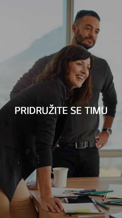 Muškarac i žena stoje u sobi za sastanke