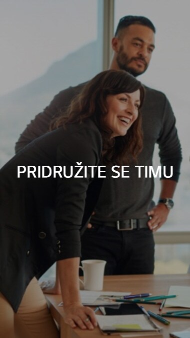 Muškarac i žena stoje u sobi za sastanke