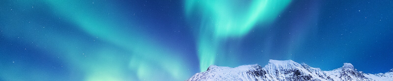 Jasna slika: polarna svjetlost nad planinom