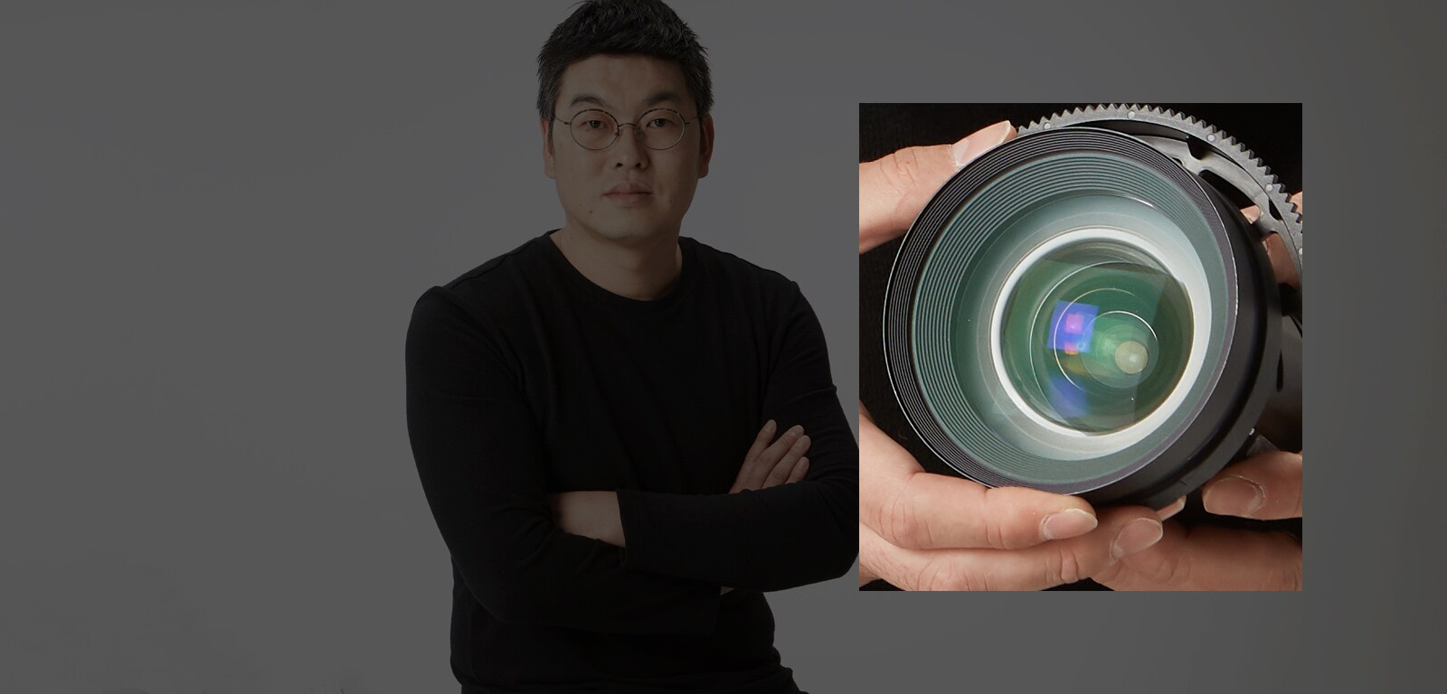 Programer Heechul Shin s uvećanom slikom objektiva