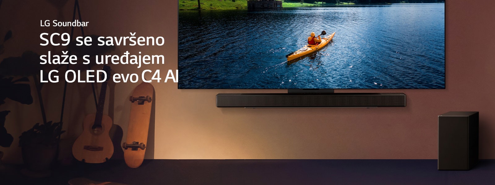 LG TV i Soundbar postavljeni na zid, a subwoofer se nalazi na podu s desne strane. Na televizoru je prikazana osoba u kajaku na jezeru, a mekane sjene se prelivaju po zidu.