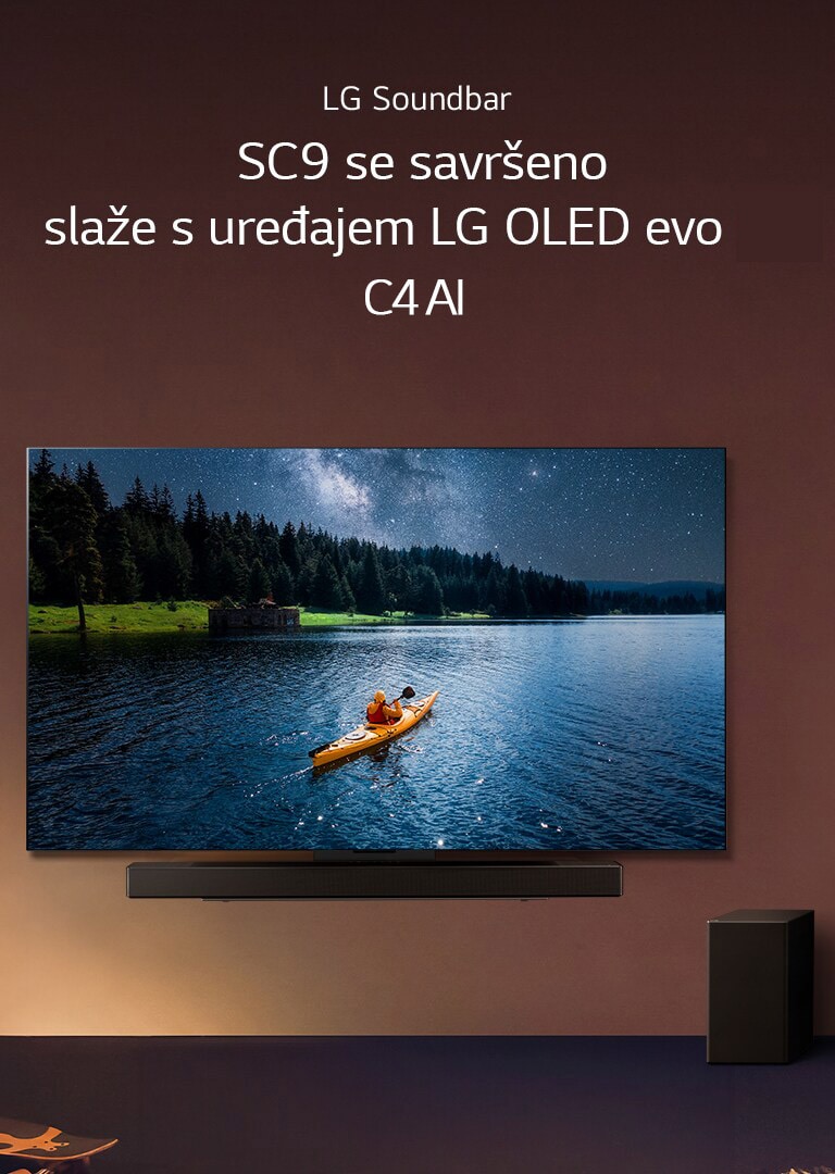 LG TV i Soundbar postavljeni na zid, a subwoofer se nalazi na podu s desne strane. Na televizoru je prikazana osoba u kajaku na jezeru, a mekane sjene se prelivaju po zidu.