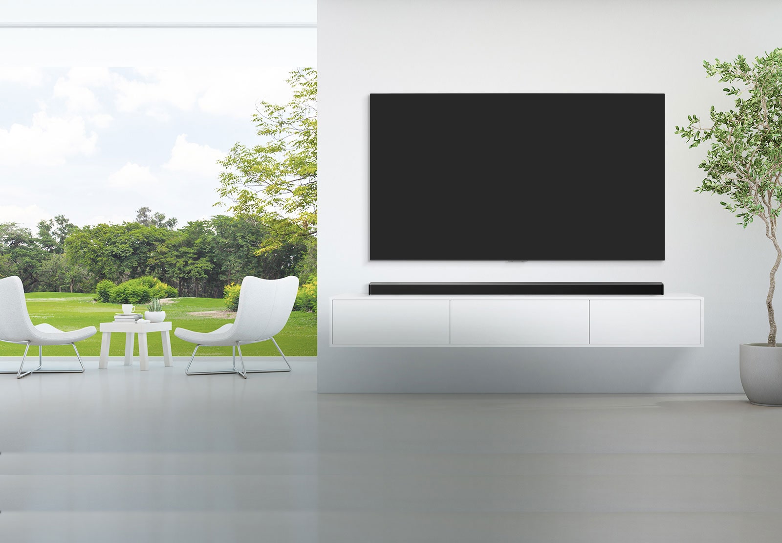 Televizor i zvučnik smješteni su u širokom, bijelom dnevnom boravku, a sa širokog se prozora pruža zeleni pogled na šumu.