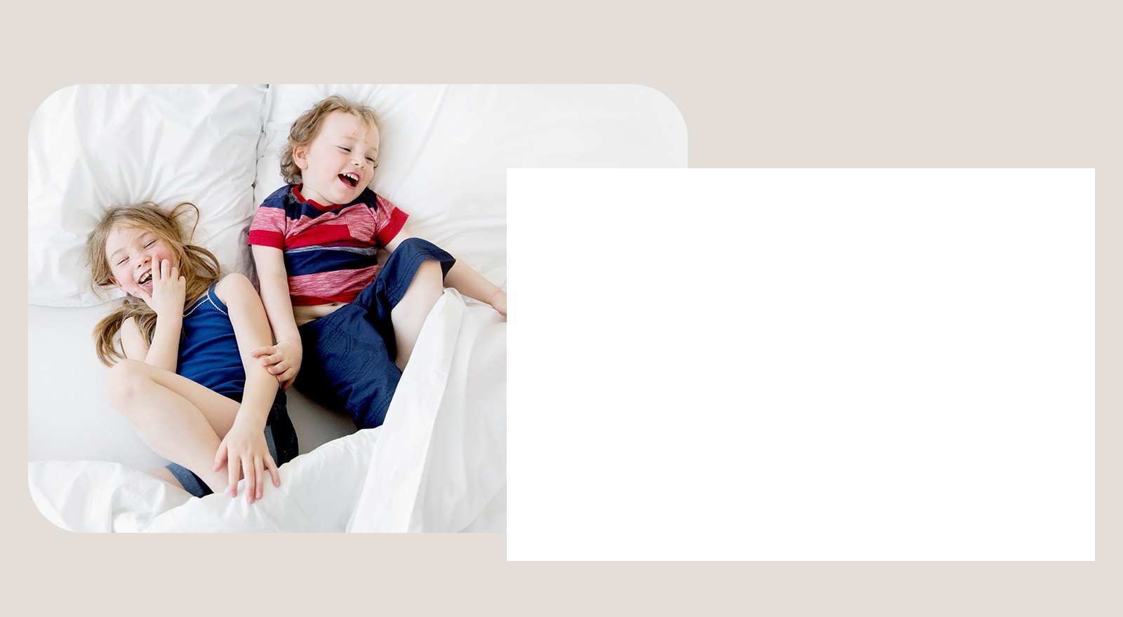Dvoje djece se igraju oko kreveta