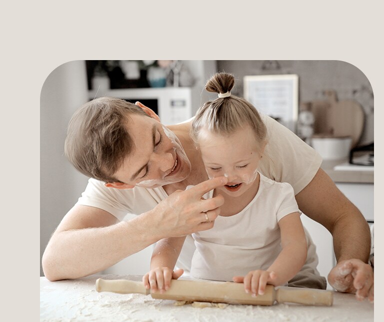 Otac i kćer kuhaju kod kuće