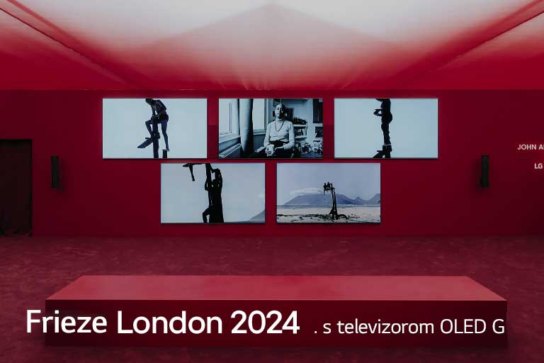 Crvena soba s više televizora LG OLED G koji prikazuju umjetnička djela.