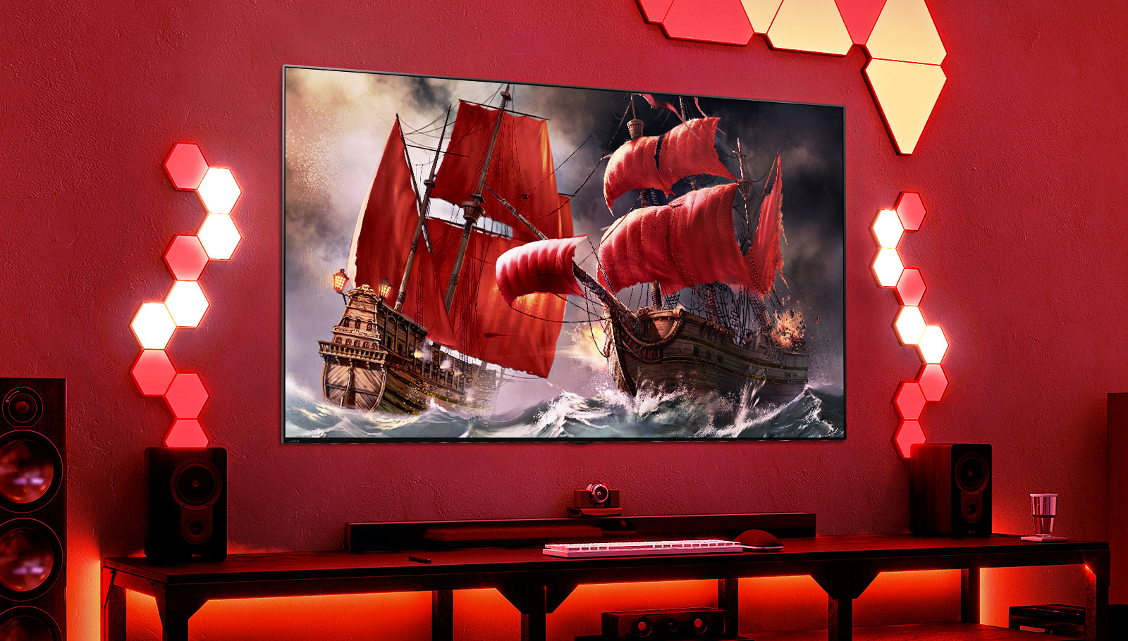 Televizor QNED nalazi se u crvenoj sobi za igru koja ima mnogo rasvjetnih pločica. Na televizijskom zaslonu prikazuju se dva crvena gusarska broda na divljem oceanu.