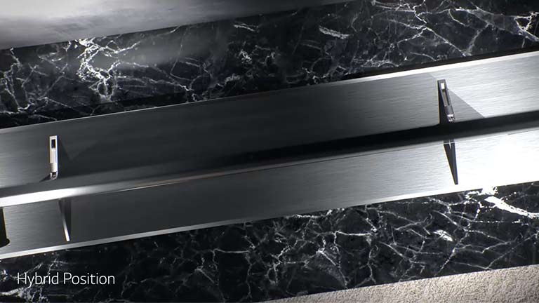 Videozapis za ugradnju u kojem se prikazuje tanki televizor u mračnoj sobi koji je postavljen uz zid.