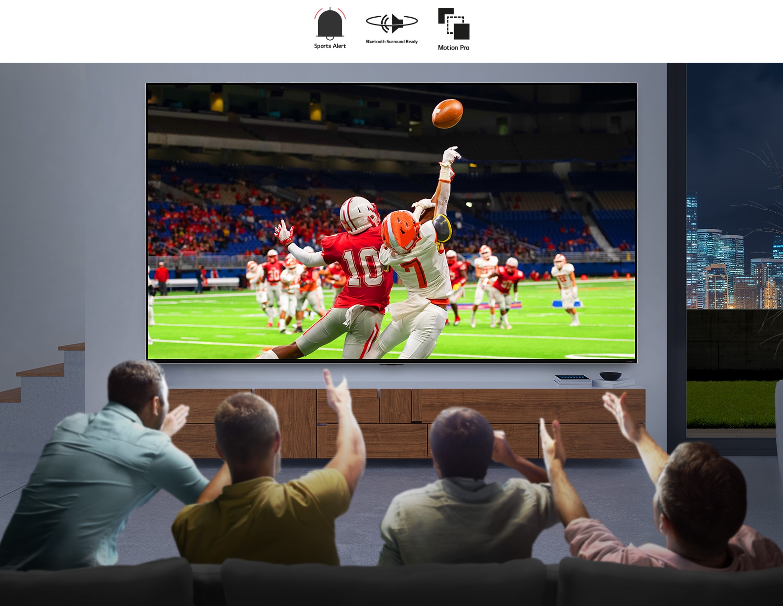 Stražnji prikaz četvorice muškaraca koji gledaju nogometnu utakmicu na televizoru s velikim zaslonom LG QNED Mini LED koji je montiran na zid.