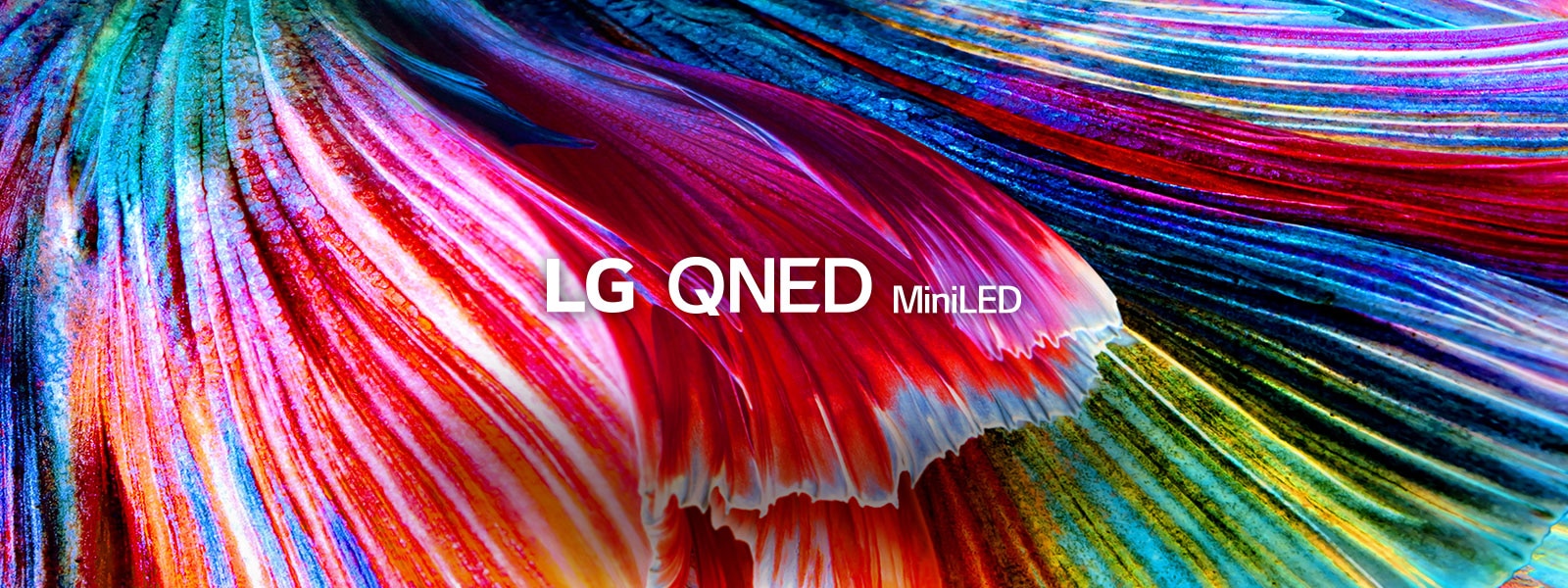 Prikaz izbliza valova jarkih boja materijala u nijansama crvene, plave, zelene i žute.