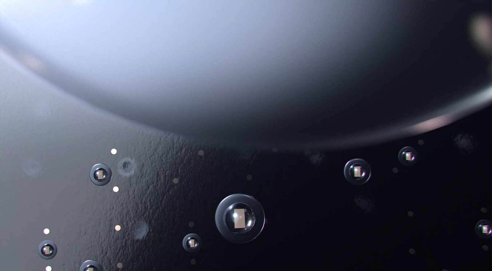 Videozapis prikazuje postavljanje sitnih Mini LED dioda na zaslon i njihovo uključivanje. Videozapis završava prikazom žarkog sunca na pozadini duboke nijanse crne koje bliješti.