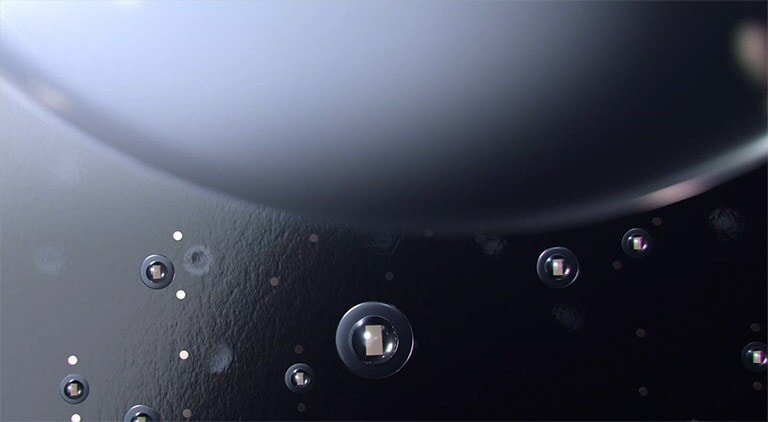 Videozapis prikazuje postavljanje sitnih Mini LED dioda na zaslon i njihovo uključivanje. Videozapis završava prikazom žarkog sunca na pozadini duboke nijanse crne koje bliješti.