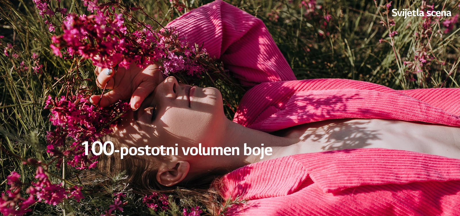 Videozapis prikazuje mladu djevojku koja drži ruku preko svojih očiju i leži na livadi punoj ružičastog cvijeća. Kako se videozapis reproducira, boje postaju bogatije, a indikator postotka volumena boje povećava se sa 70 % na 100 %.