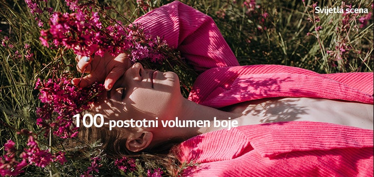 Videozapis prikazuje mladu djevojku koja drži ruku preko svojih očiju i leži na livadi punoj ružičastog cvijeća. Kako se videozapis reproducira, boje postaju bogatije, a indikator postotka volumena boje povećava se sa 70 % na 100 %.