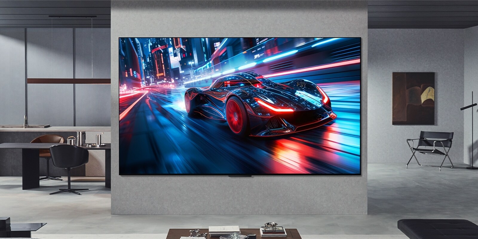 Dnevni boravak s ogromnim, super velikim televizorom tvrtke LG montiranim na zidu. Na zaslonu se prikazuje igra utrke automobila. Zbog veličine zaslona, sadržaj se čini još sveobuhvatnijim.