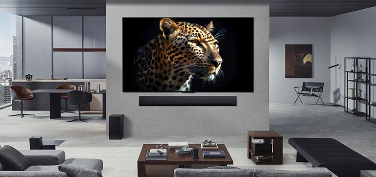 Televizor LG OLED M5 i kućno kino LG Soundbar montirani su na zidu dnevnog boravak luksuznog stana. Kutija za bežično povezivanje Zero Connect Box skrivena je ispod pomoćnog stola. 