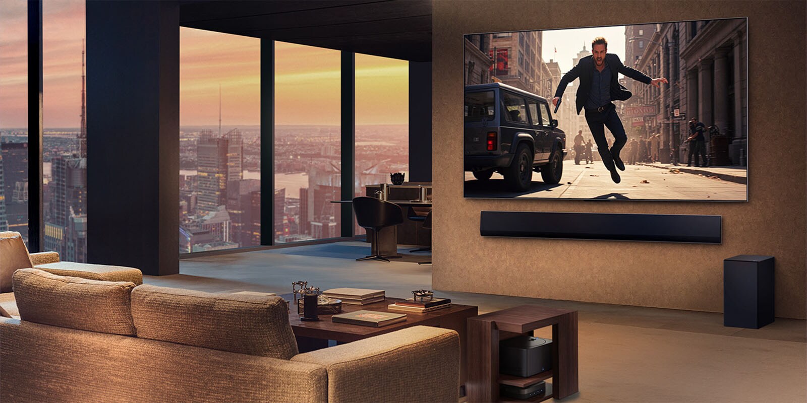Luksuzni elegantni dnevni boravak na visokom katu zgrade. Potpuno bežični televizor LG True Wireless TV i kućno kino LG Soundbar montirani su na zidu. Na zaslonu televizora prikazuje se film. Nigdje se ne vide kabeli. Kutija za bežično povezivanje Zero Connect Box skrivena je ispod pomoćnog stola. 