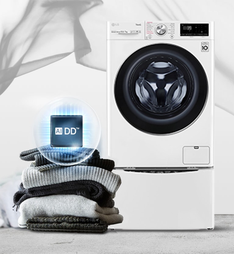 Crna perilica stoji okrenuta prednjim dijelom prema džemperima i dekama s lijeve strane, a logotip ADD sa svjetloplavim krugom oko njega nalazi se pri vrhu.