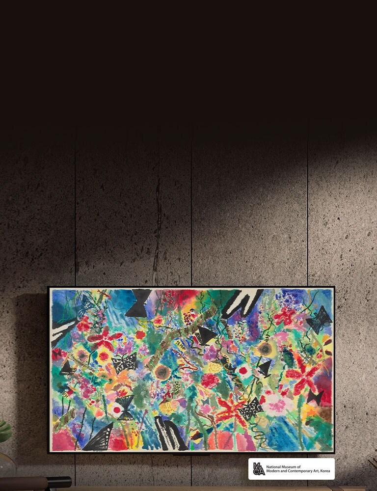 Na pametnom televizoru LG Smart TV prikazuje se aplikacija LG Gallery+ s rotirajućim uokvirenim umjetničkim djelima i raznolikim vizualnim elementima, uključujući klasičnu umjetnost, igre i animacije, nudeći personalizirani stil zaslona za uređenje doma.