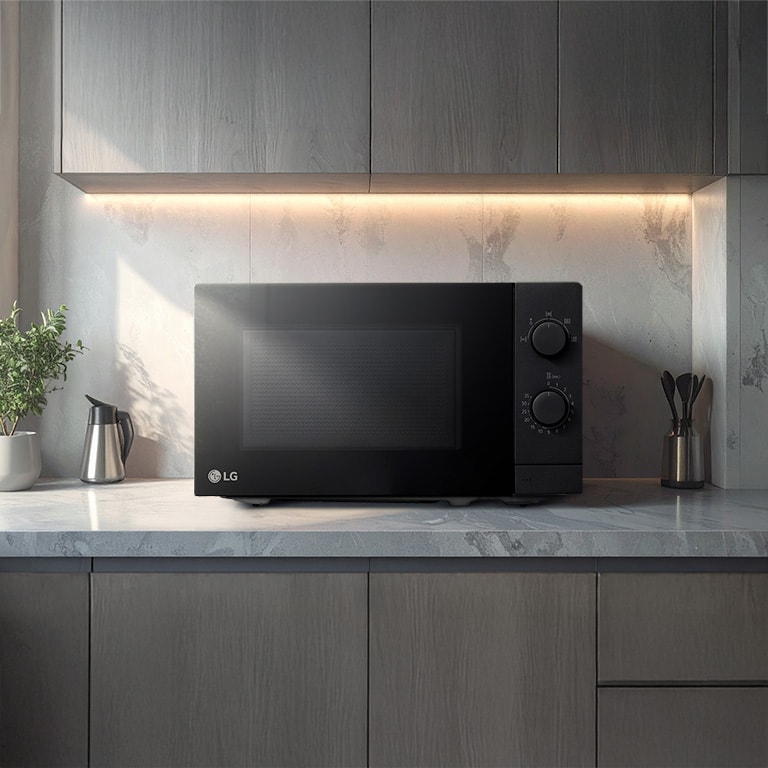 LG mikrovalna pećnica u modernoj kuhinji s elegantnim dizajnom staklenih prednjih vrata.