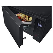LG Mikrovalna pećnica kapaciteta 20 litara s grillom, EasyClean™ premaz, Top Right Detail with food, MH6032GAS, thumbnail 4