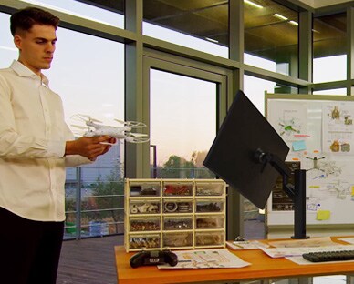 Scena radnika u uredu koji ima Ergo