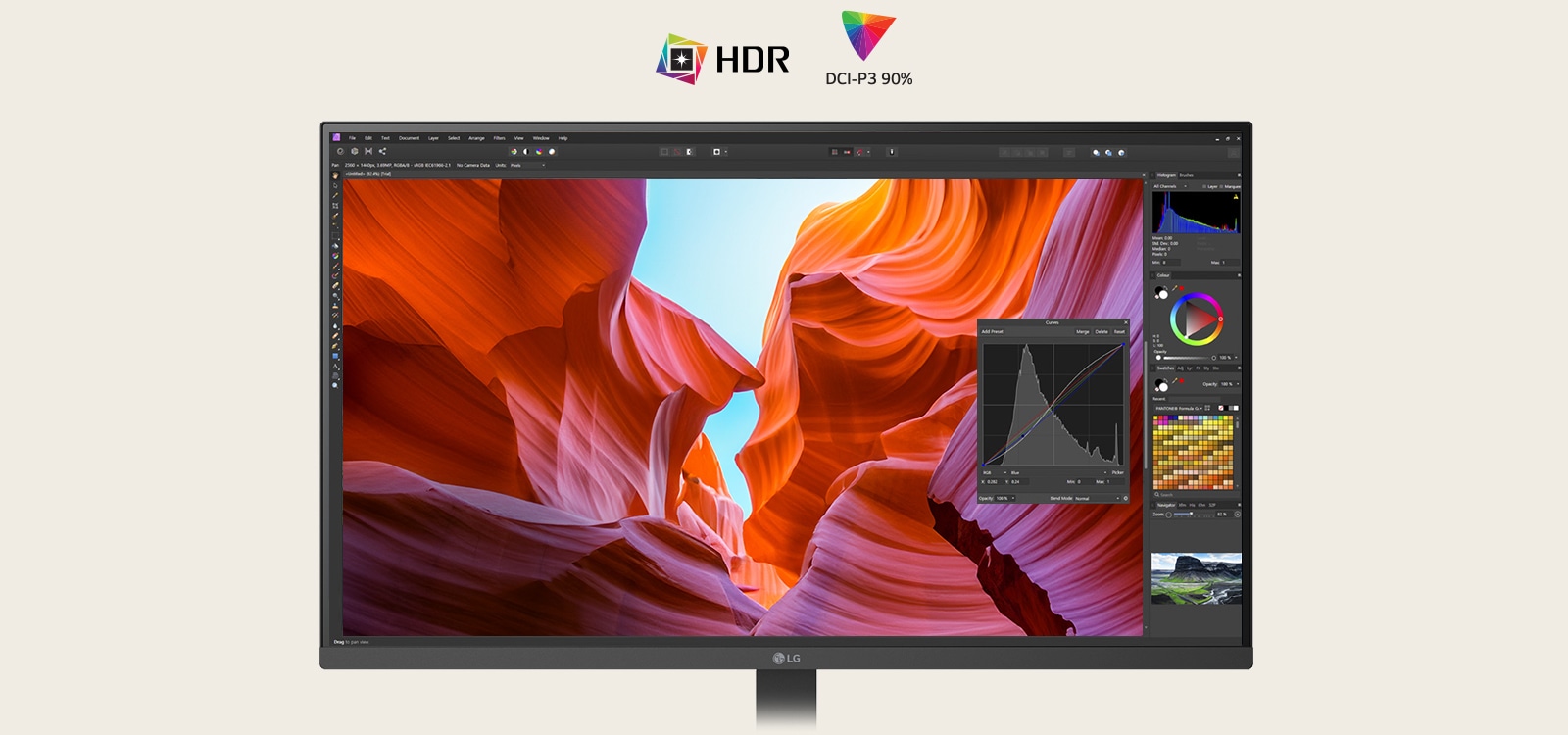 Prednji prikaz crnog LG monitora koji prikazuje živopisnu sliku kanjona s alatima za korekciju boja, ističući HDR i 90 % pokrivenost DCI-P3 palete boja.	