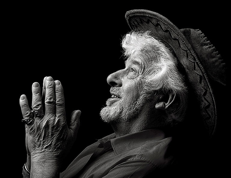 Usporedni videozapis dublje crne i jakog kontrasta na HDR LG UltraFine monitoru, s naglaskom na bolju dubinu i jasnoću.	