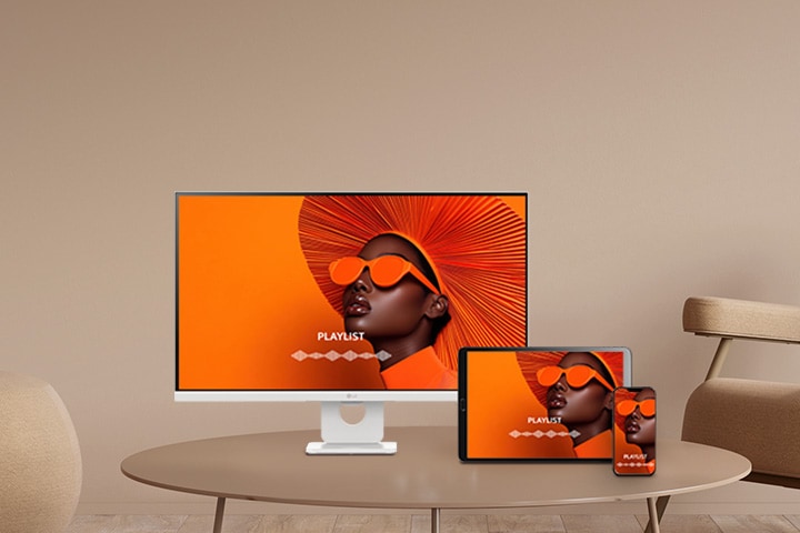 Fotografija prikazuje pametni monitor spojen na prijenosno računalo pomoću USB-C priključka, demonstrirajući punjenje i prijenos podataka.	