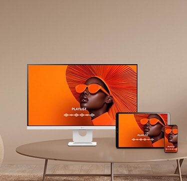 Fotografija prikazuje pametni monitor spojen na prijenosno računalo pomoću USB-C priključka, demonstrirajući punjenje i prijenos podataka.	