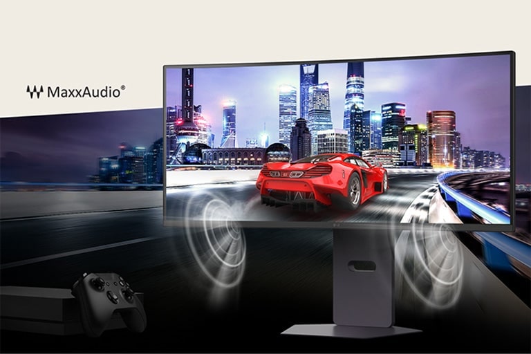 Crveni automobil juri cestom, a Ultra Gear se nalazi ispred te upravljač za videoigre u donjem lijevom uglu.	