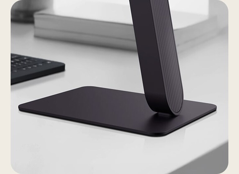 Prikaz izbliza stalka za monitor LG UltraGear na modernom stolu.	