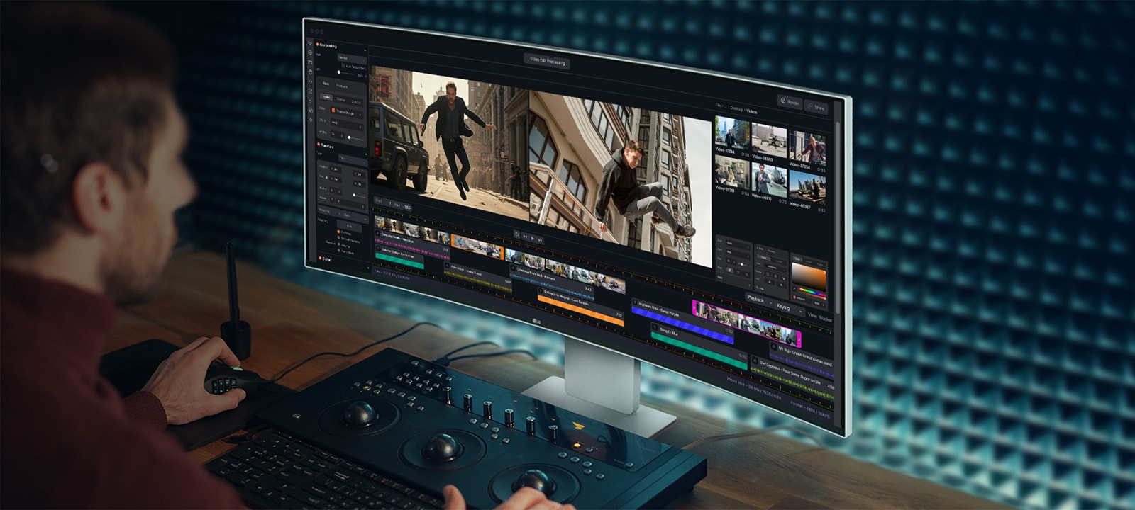 Muškarac koristi program za izradu videozapisa na monitoru UltraFine.