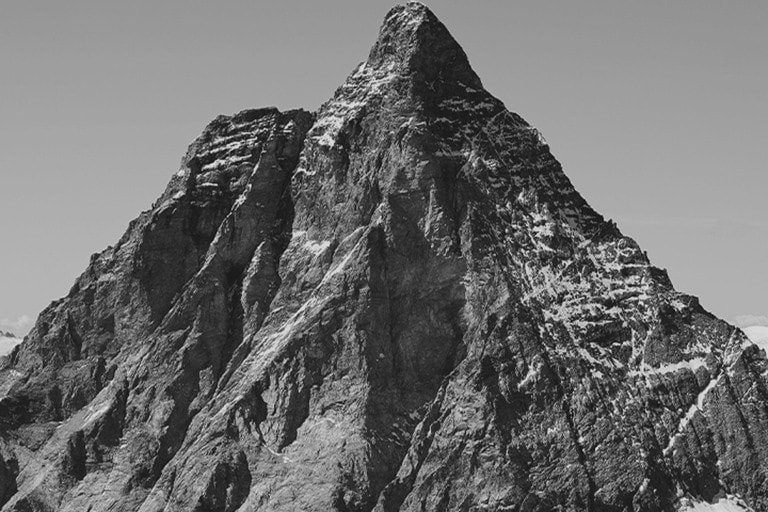 Crno-bijela slika planine s omjerom kontrasta 1000:1 koja prikazuje njezin crni kolorit u usporedbi s onim koji ima omjer kontrasta 2000:1.	