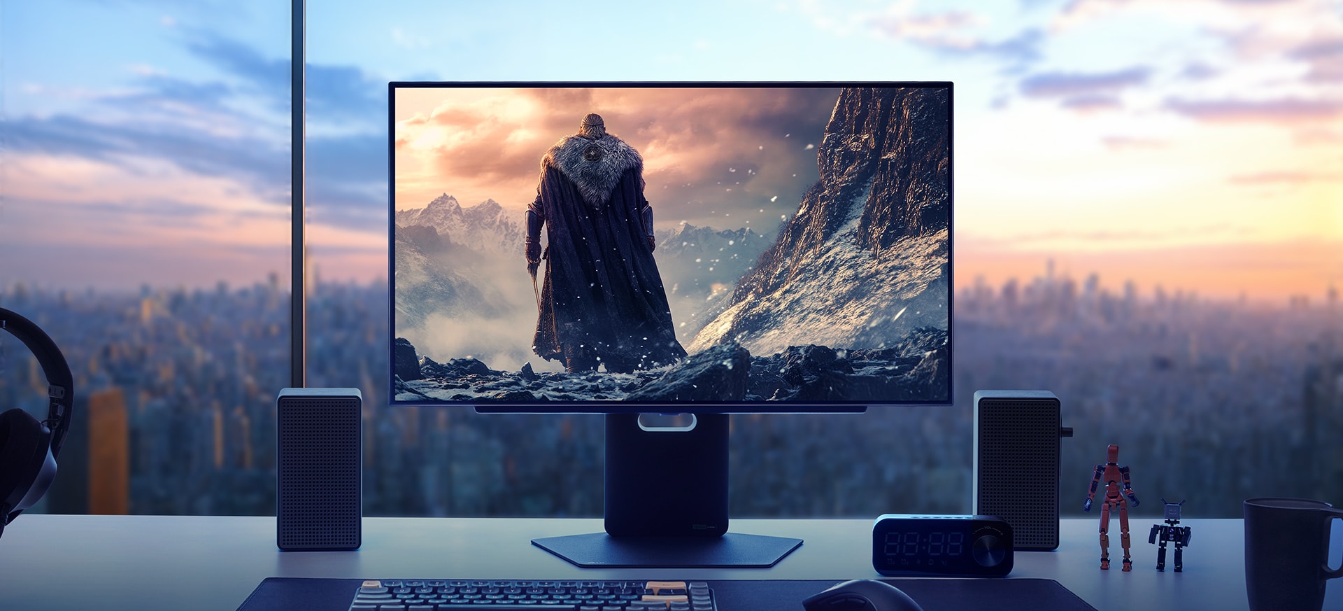 Vrhunski monitor za igranje videoigara prikazuje dramatičnu scenu iz fantasy igre s ratnikom ogrnutim plaštom koji stoji ispred snježnog planinskog lanca. Monitor je postavljen na elegantnom stolu u neboderu, a u pozadini se vidi panorama grada uz zalazak sunca. Oko monitora nalaze se zvučnici, tipkovnica, slušalice, sat i figurice akcijskih junaka, što predstavlja impresivno i elegantno okruženje za igranje videoigara.