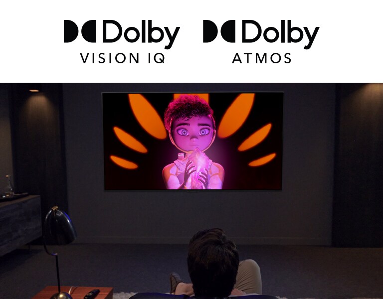 Logotip Dolby Vision IQ i Atmos vodoravno su poredani. Ispod logotipa otac i sin sjede na kauču gledaju u televizor na kojem se nalazi djevojčica koja u rukama drži mineral na crnoj i narančastoj pozadini drži mineral.