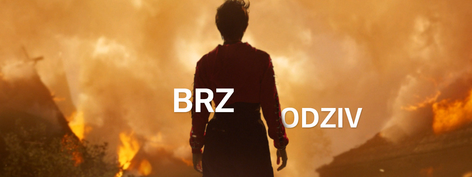 Osoba stoji usred mjesta požara.