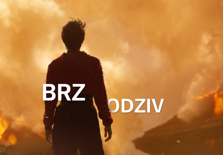 Osoba stoji usred mjesta požara.