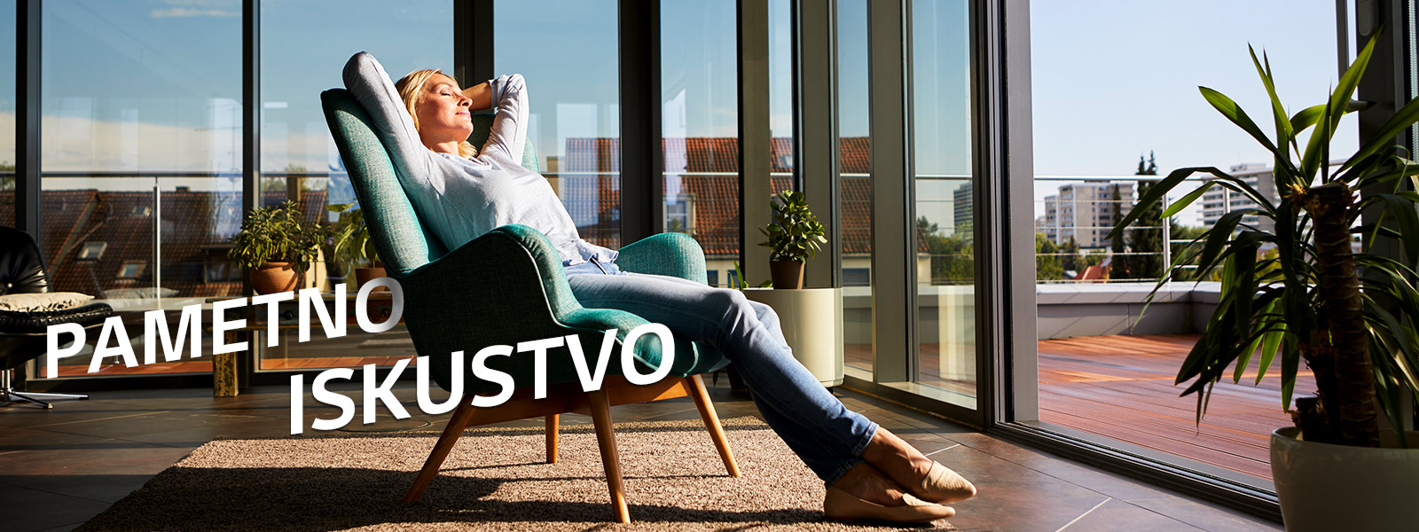 Žena se opušta na stolici u dnevnoj sobi.