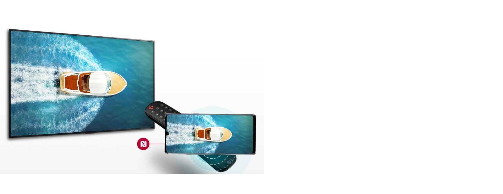 Mobilni uređaj na kojem se prikazuje jahta koja plovi morem nalazi se na daljinskom upravljaču i zrcali istu sliku na TV zaslonu.