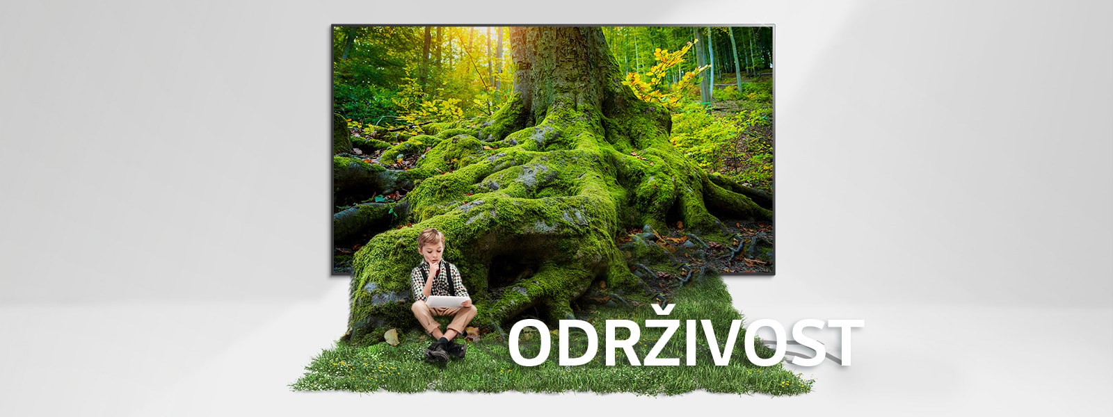 Korijen divovskog stabla izlazi s televizijskog ekrana i prekriva pod travom. Na travi sjedi dijete.