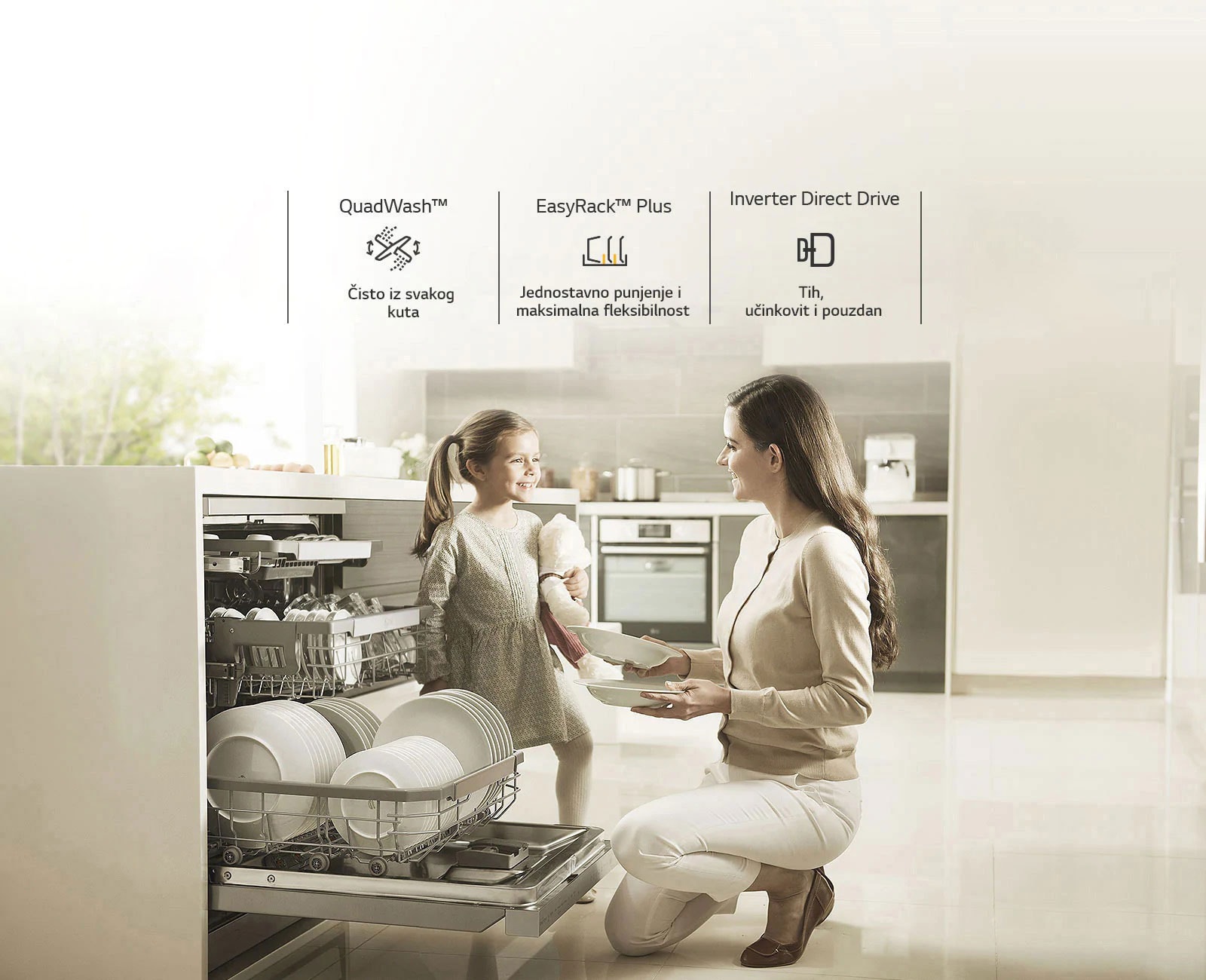 Žena vadi čisto posuđe iz perilice