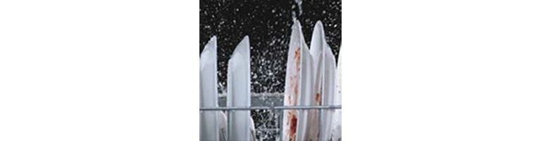 Slika prikazuje prskanje vode iz četiri kraka.